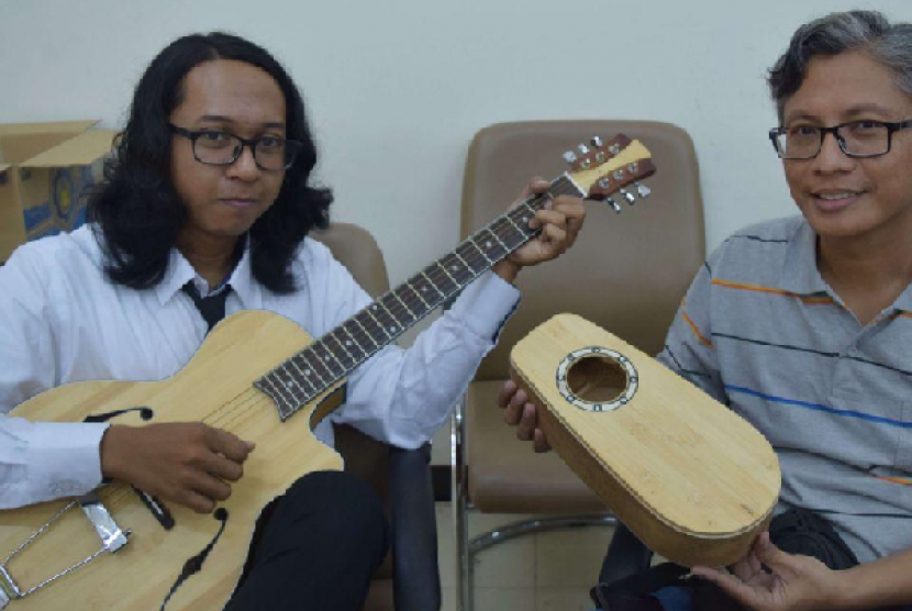 Fany Basa dan Primaditya menunjukkan gitar bambu.