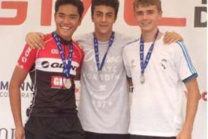 Farhan Farizi (pertama dari kiri) atlet nasional Qatar, putra Indonesia dalam kejuaraan balap sepeda internasional di Qatar
