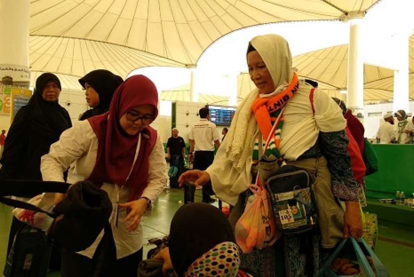 Farida Prima (kiri) mahasiswa Universitas Al-Azhar Kairo membantu jamaah membereskan barang jamaah sebelum bertolak ke Tanah Air Rabu (5/9). Sebanyak 125 mahasiswa Indonesia yang sedang belajar di Timur Tengah dikerahkan membantu jamaah haji tahun ini.