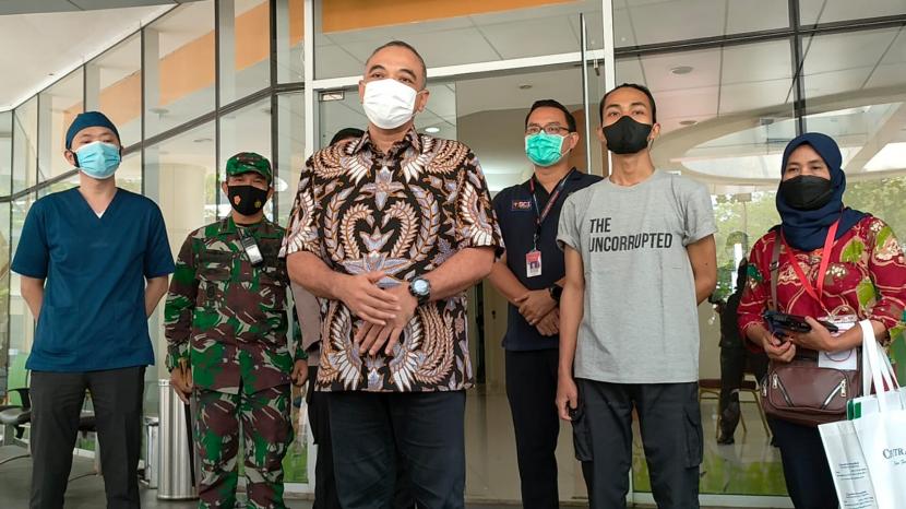 Faris (dua dari kiri), mahasiswa yang dibanting oleh Brigadir NP dalam konferensi pers di RS Ciputra, Tangerang, Sabtu (16/10). Faris diperbolehkan pulang ke rumah usai menjalani perawatan di RS sejak Kamis (14/10) petang.