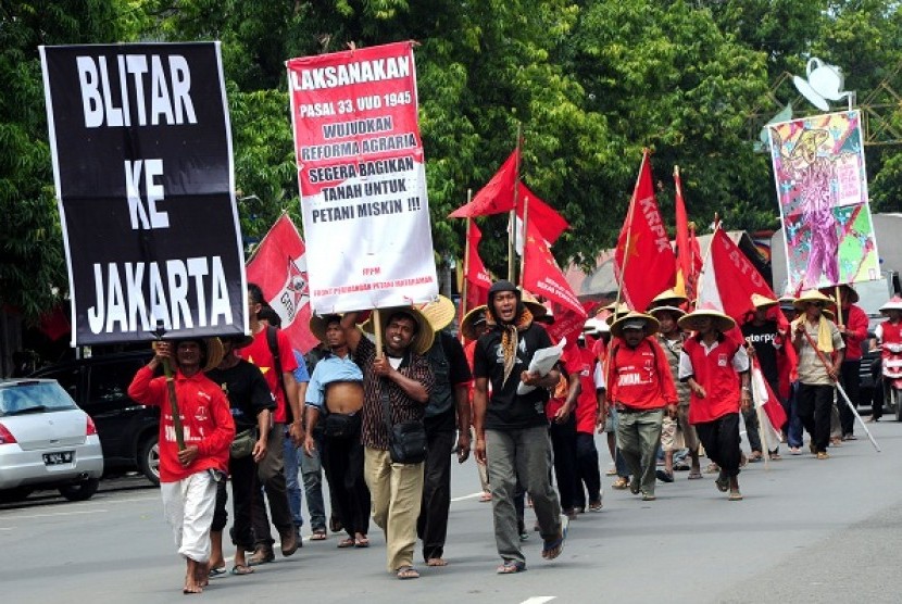 Farmers from Blitar, East Java, stage a protest by walking from Blitar to Jakarta. They ask government to settle the land dispute case over the legal status of a former plantation in Blitar. According to Head of National Land Agency (BPN), Hendarman Supand