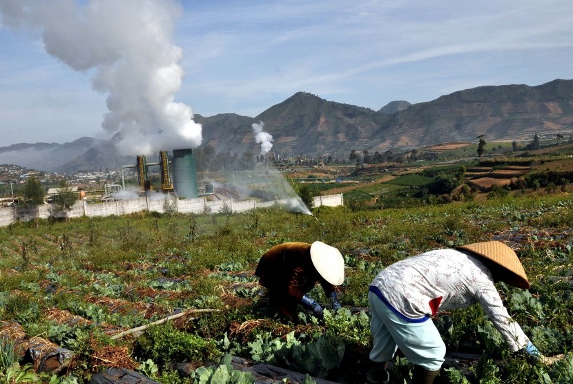 Farmers work in the vegetables field near a geothermal power plant in Dieng, Central Java. Such power plant is considered as environmentally friendly. In New York, President Susilo bambang Yudhoyono will receive two awards including forIndonesian commitmen