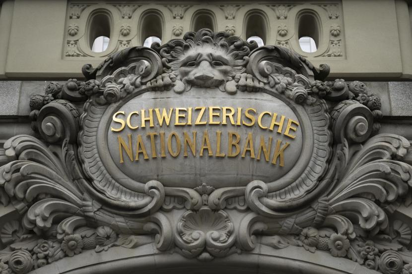Fasad Bank Nasional Swiss SNB di alun-alun Federal (Bundesplatz) sebelum konferensi pers akhir tahun Bank di Bern, Swiss, 15 Desember 2022.