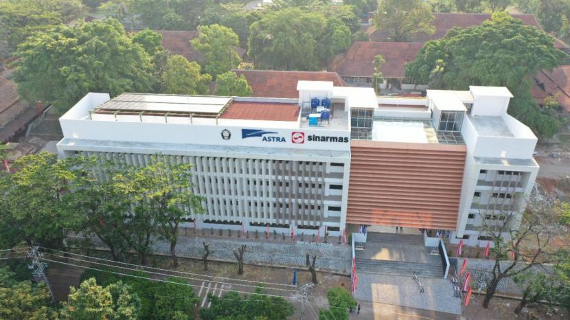 Fasad Gedung Sekolah Vokasi Universitas Diponegoro (Undip) Semarang, berdiri di atas lahan seluas 4.900 meter persegi. Dilengkapi dengan panel surya yang menjadikan gedung tersebut sebagai green building.