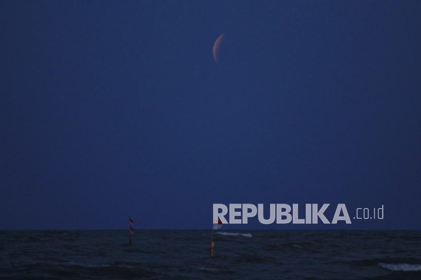 Fase gerhana bulan total terlihat di kawasan pesisir pantai utara Indramayu, Jawa Barat, Rabu (27/5/2021). Gerhana bulan total tersebut terjadi selama sepuluh menit mulai dari pukul 18.18 hingga 18.28 WIB. 