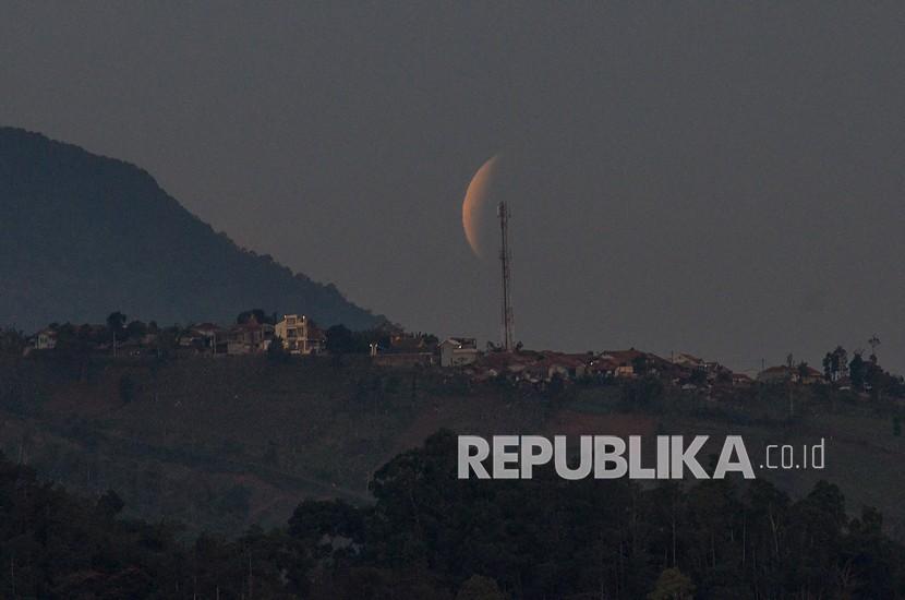 Fase gerhana bulan total terlihat di Pagermaneuh, Lembang, Kabupaten Bandung Barat, Jawa Barat, Rabu (27/5/2021). Gerhana bulan total tersebut terjadi selama sepuluh menit mulai dari pukul 18.18 hingga 18.28 WIB. 