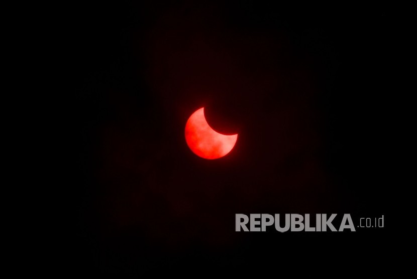 Fase gerhana matahari cincin parsial atau sebagian terlihat di Lapangan Sinapeul, Desa Gudangkahuripan, Lembang, Kabupaten Bandung Barat, Kamis (26/12).