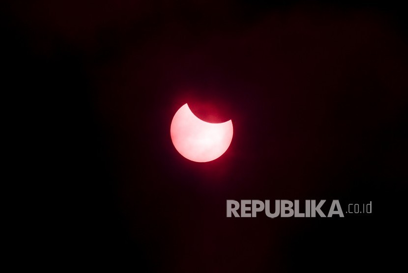 Fase gerhana matahari cincin parsial atau sebagian terlihat di Lapangan Sinapeul, Desa Gudangkahuripan, Lembang, Kabupaten Bandung Barat, Kamis (26/12).