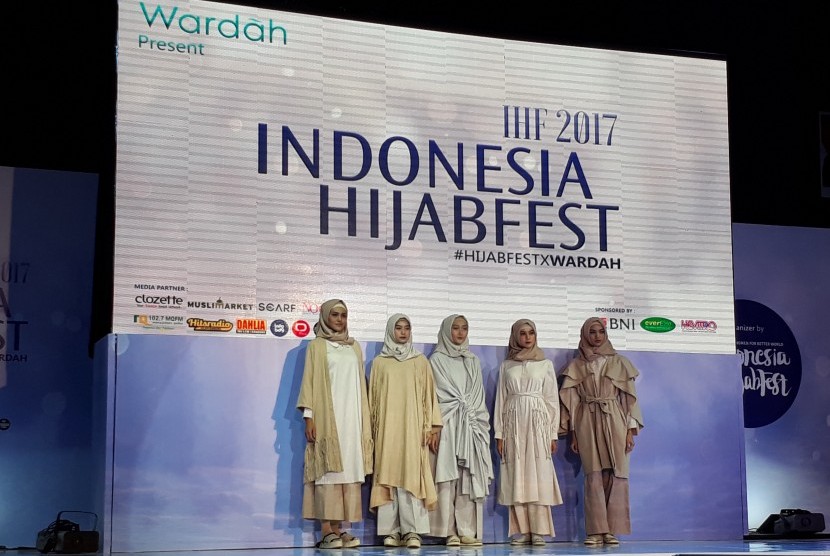 Fashion show busana Muslim Maima Indonesia di gelaran Indonesia Hijabfest 2017 di Sabuga, Bandung, Kamis (6/5)