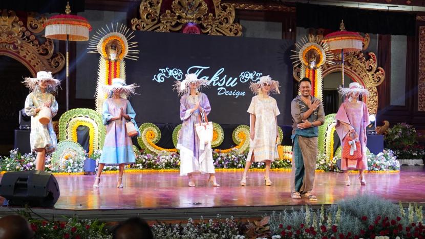 Fashion show kain khas Bali digelar Direktorat Jenderal Kekayaan Intelektual (DJKI) Kementerian Hukum dan HAM bersama Dewan Kerajinan Nasional Daerah (Dekranasda) Bali pada Sabtu (29/10) di Taman Werdhi Budaya Art Center, Bali. 