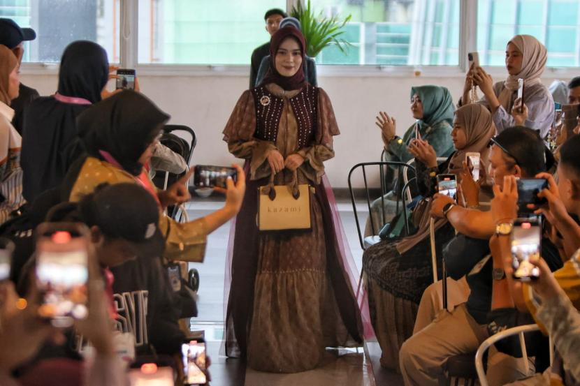 Fashion show yang digelar Kazami untuk memperkenalkan koleksi terbarunya 