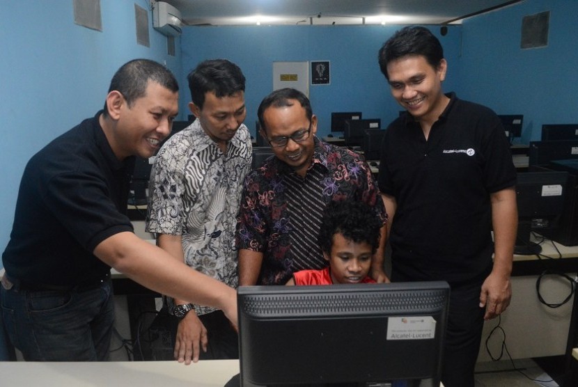 Fasilias laboratorium komputer di Sekolah MasTer, Depok. Laboratorium ini merupakan dukungan dari Alcatel-Lucent Indonesia melalui program CSR mereka bertajuk ConnectEd Indonesia