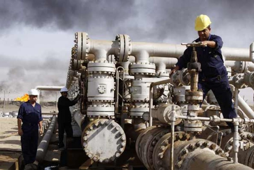 Fasilitas kilang minyak mentah Rumaila dekat kota Basra, Iraq.