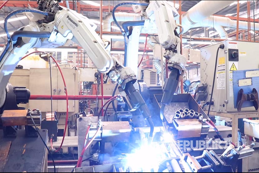 Fasilitas manufaktur robot pengelas komponen otomotif. Pemerintah menyatakan Purchasing Managers Index (PMI) Manufaktur pada November 2021 tetap ekspansif. 
