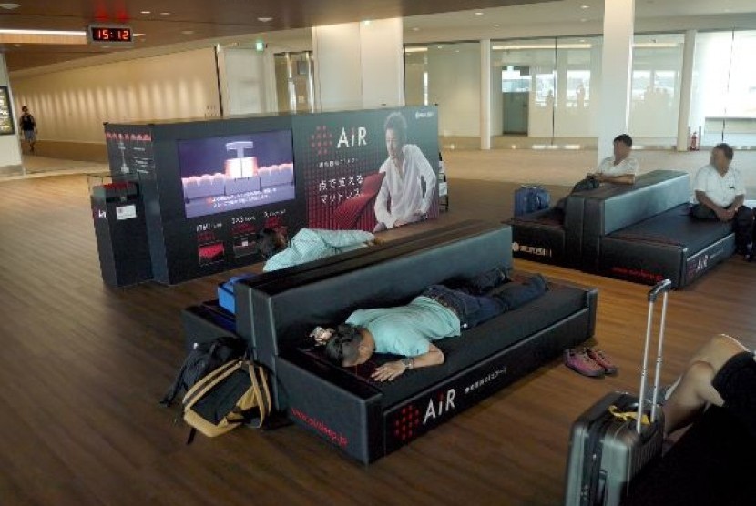 Fasilitas sofa empuk di Bandara Narita, Jepang.
