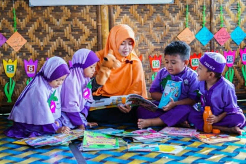 Fasilitator Desa Berdaya Asih Sholihah menginisiasi Program Perpustakaan Keliling untuk melengkapi Fasilitas Gerakan Literasi Taman Baca di Desa Mujur, Kecamatan Kroya, Cilacap, Jawa Tengah.