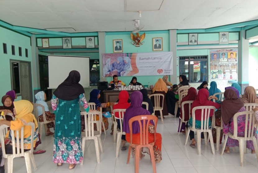 Fasilitator Desa Berdaya Piyak Kecamatan Kanor, Kabupaten Bojonegoro, Provinsi Jawa Timur mengajak para lansia untu mengikuti kegiatan Ramah Lansia.
