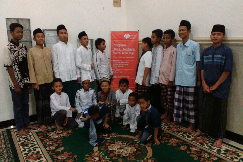 Fasilitator Desa Berdaya Rumah Zakat di Desa Kraton membina anak anak binaan di Masjid Nurul Islam. 