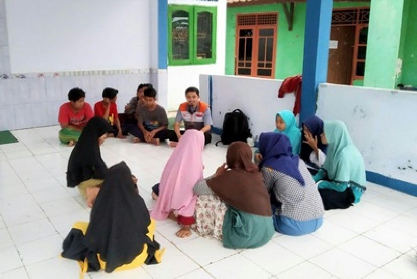 Fasilitator Desa Berdaya Rumah Zakat melakukan Pembinaan kepada remaja yang berasal dari beberapa kampung di Desa Berdaya Ciinjuk Kecamatan Cadasari Pandeglang Banten.