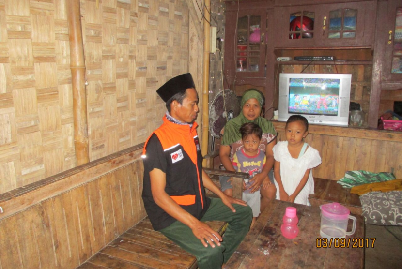 Fasilitator Desa Berdaya Rumah Zakat mendatangi rumah Ibu Juli.