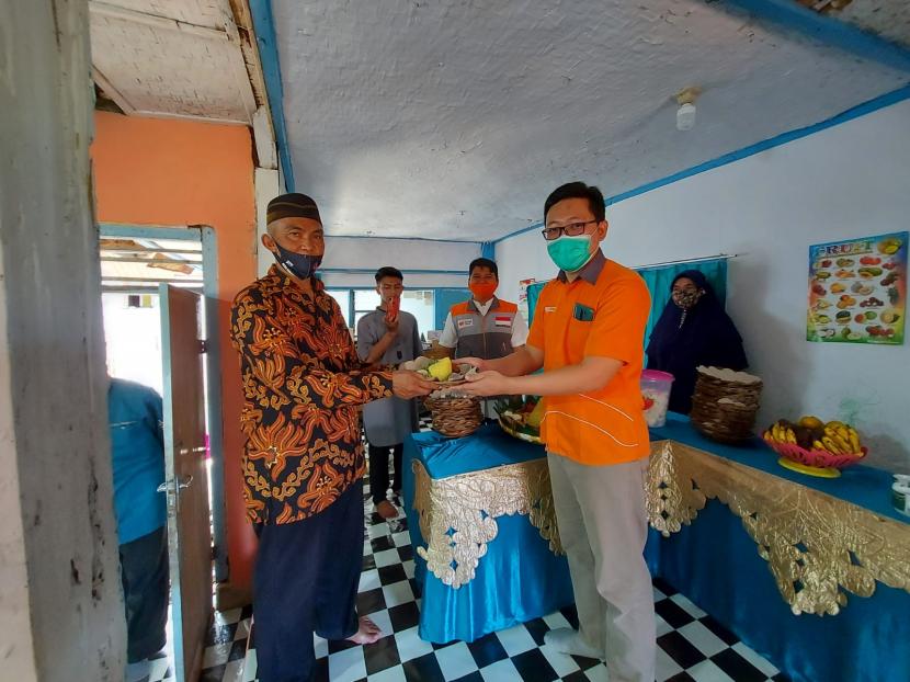  Fasilitator Desa Berdaya Rumah Zakat yang berada di Desa Manggungsari, Kabupaten Kendal melakukan pendampingan kepada Para Lansia untuk mendapatkan Suntik Vaksin Covid 19 di Puskesmas di Kecamatan Weleri, Kamis (8/4).