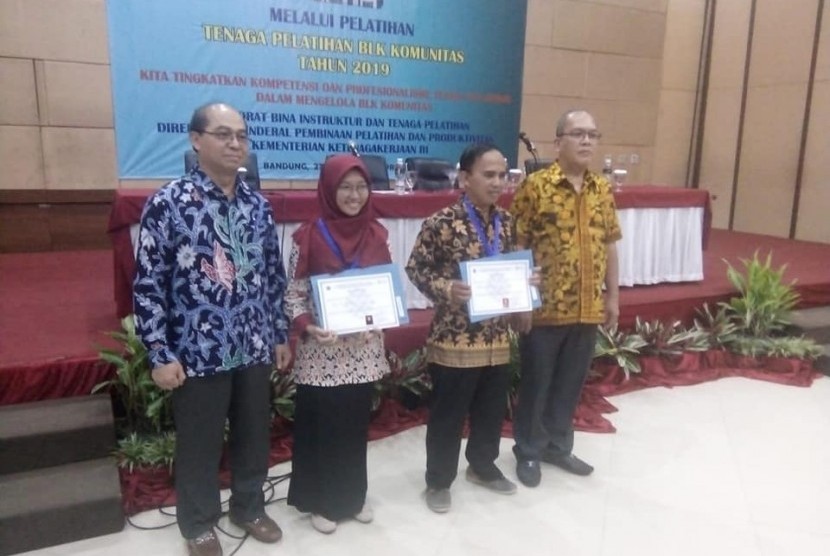 Fasilitator Rumah Zakat dari Desa Berdaya Mekarwangi, Lembang, Aep Saepudin lulus dalam uji kompetensi sebagai pengelola Balai Latihan Kerja (BLK) Komunitas dari LSP (Lembaga Sertifikasi Profesi), Selasa (2/4).