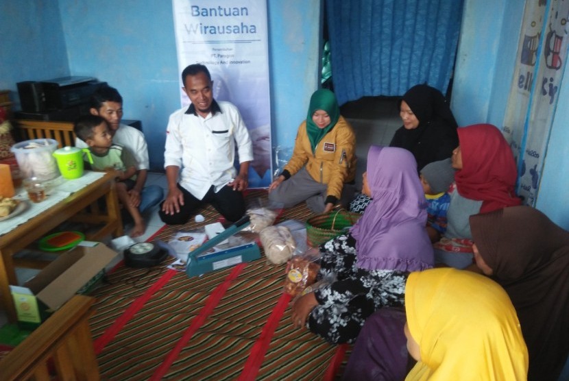 Fasilitator Rumah Zakat di Dusun Sirnarasa Desa Cibugel Kecamatan Cibugel, Sumedang menjalankan program pemberdayaan ekonomi.