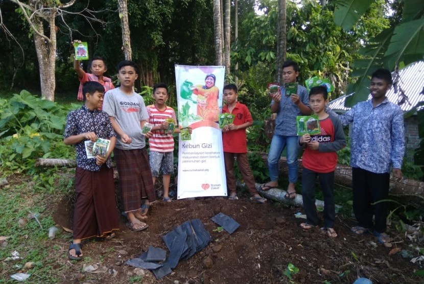 Fasilitator Rumah Zakat kenalkan kebun gizi kepada para remaja salah satu desa berdaya.