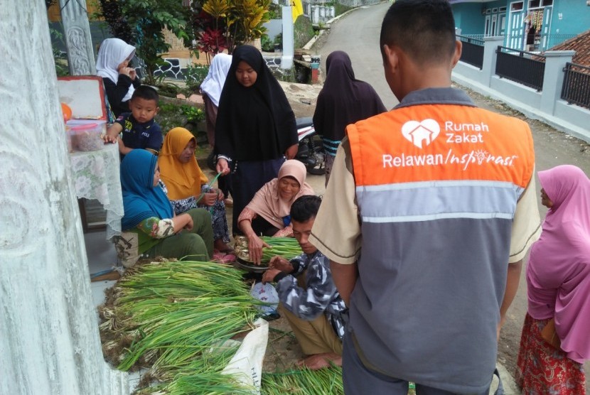 Fasilitator Rumah Zakat meluncurkan Gerakan Peran Serta Masyarakat dalam Pemanfaatan Pekarangan untuk Ketahanan Pangan Keluarga di RT 03 RW 02 Desa Cibugel, Kab. Sumedang. 