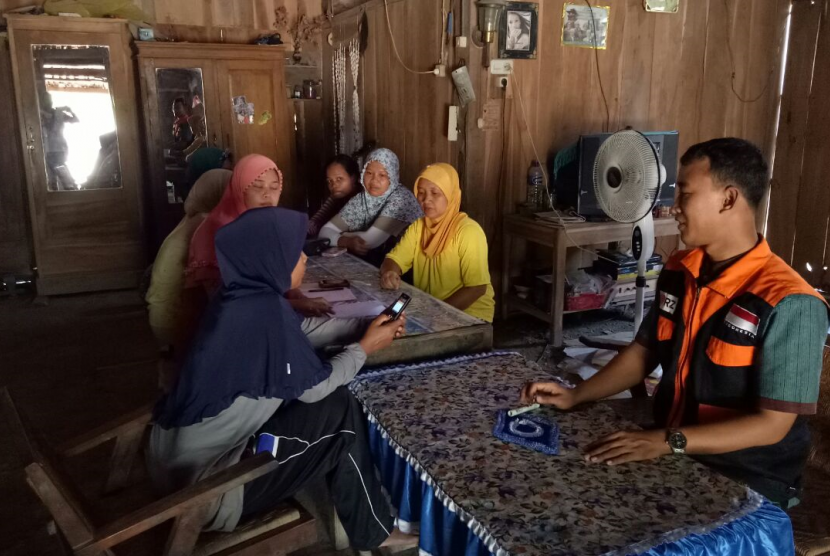 Fasilitator Rumah Zakat membentuk kelompok usaha ibu-ibu di Grobogan.