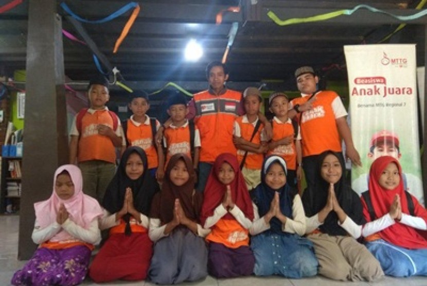 Fasilitator Rumah Zakat membina siswa-siswa sekolah Juara.