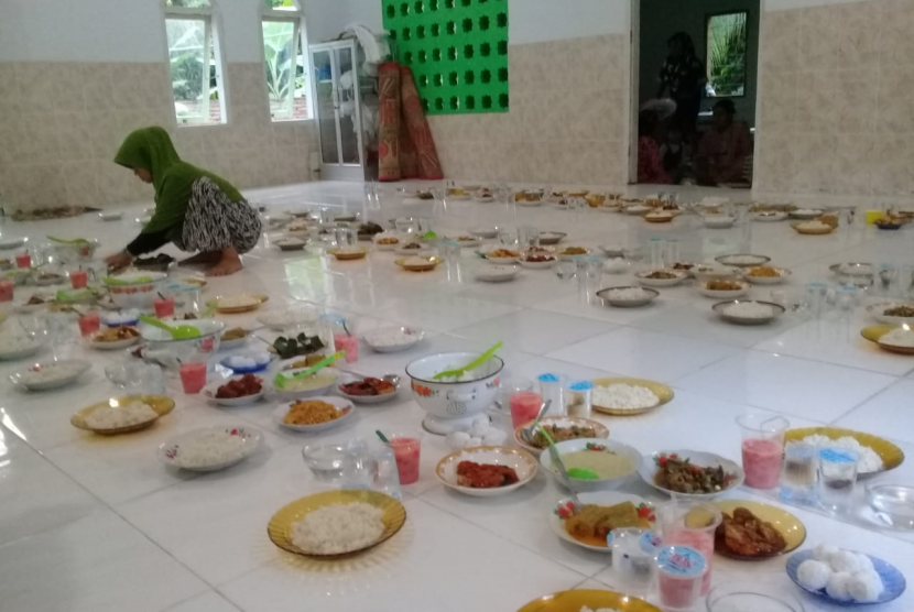 Fasilitator Rumah Zakat mengadakan acara Buka Bersama di Masjid Nurul Ilmi, di Batupanga, Kab. Polewali Mandar, Sulawesi Barat. 