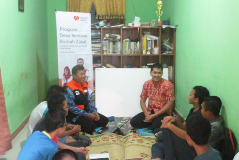 Fasilitator Rumah Zakat mengadakan bimbingan belajar Bahasa Inggris bagi anak-abak Desa Berdaya di Kelurahan Dukuh, Sidomukti, Salatiga.