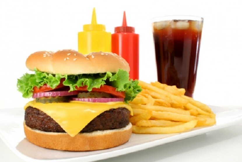 Bila dikonsumsi setiap hari, makanan cepat saji bisa memunculkan beberapa efek samping untuk kesehatan tubuh/ilustrasi.