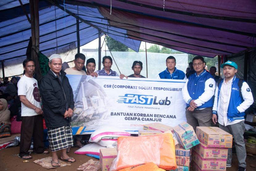 FASTLab, melalui program Corporate Social Responsibility (CSR), turut menyalurkan bantuan terhadap korban terdampak gempa di 10 titik pengungsian di Kecamatan Pacet dan Kecamatan Cugenang, Kabupaten Cianjur, Jawa Barat.