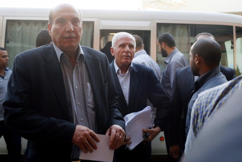 Fatah official and delegation leader Azzam Ahmed (C) and Maher al-Taher (L) from the leftist Popular Front for the Liberation of Palestine arrive at a hotel after negotiations in Cairo August 13, 2014. The threat of renewed war in Gaza loomed on Wednesday 