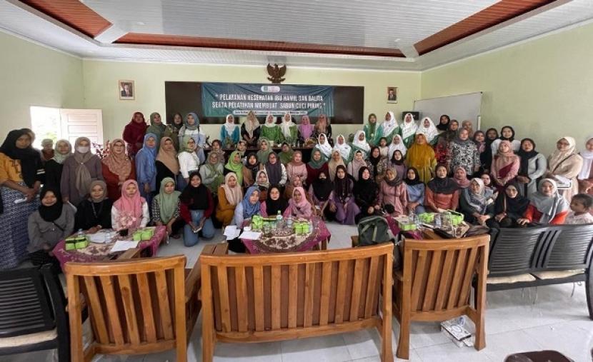 Pelayanan Kesehatan Ibu Hamil dan Balita Serta Pelatihan Pembuatan Sabun Cuci Piring. Kegiatan ini digelar Fatayat NU bekerja sama dengan Prudential Syariah. 