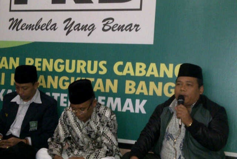 Fathan Subchi (kanan) saat berdialog dengan konstituennya di Demak, Jawa Tengah