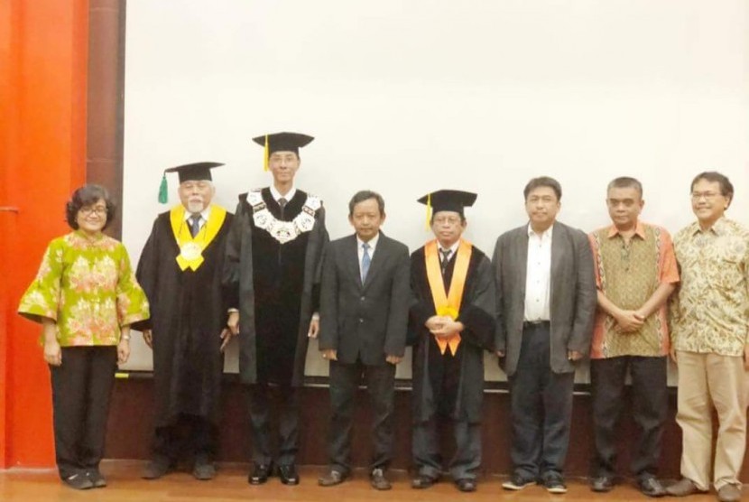 Fathi Royyani (tengah) usai mengikuti Sidang Terbuka Senat Akademik UI Promosi Doktor di Kampus FISIP UI, Depok, Jawa Barat, Senin (2/7).
