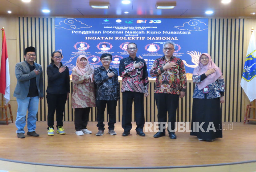 Fathurrochman Karyadi bersama pegiat kajian manuskrip dan perpustakaan.