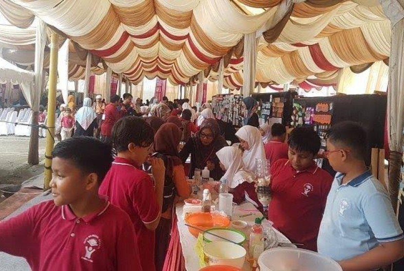 Fatih Bilingual School Banda Aceh kembali mengadakan kegiatan Science, Technology, Engineering, Mathematics, and Social Studies (STEMS) Expo pada Jumat (25/10) hingga Sabtu (26/10) lalu di kompleks sekolah tersebut, kawasan Lamlagang, Banda Aceh.