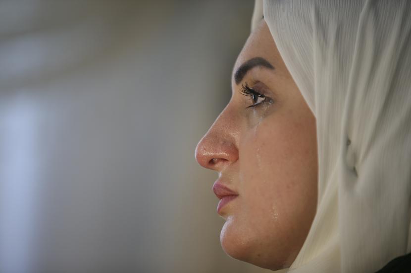 Fatima Alzahra Shon, 32, seorang pengungsi Suriah menangis saat wawancara dengan The Associated Press di Istanbul, Jumat, 17 September 2021.
