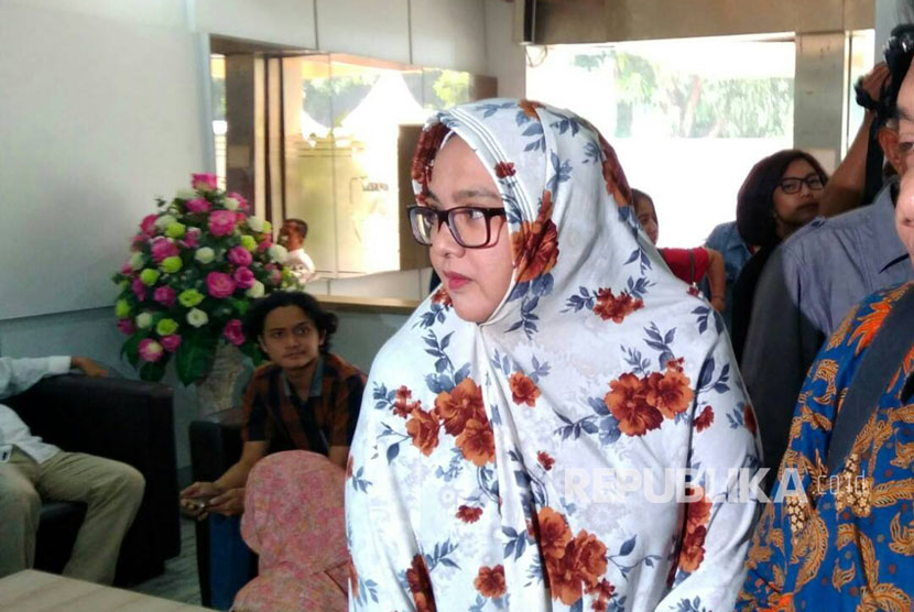 Fatimah Hussein Assegaf hadir memenuhi panggilan Polda Metro Jaya untuk diperiksa sebagai saksi dalam kasus dugaan obrolan pornografi Habib Rizieq Shihab dan Firza Husein, Selasa (13/6). 