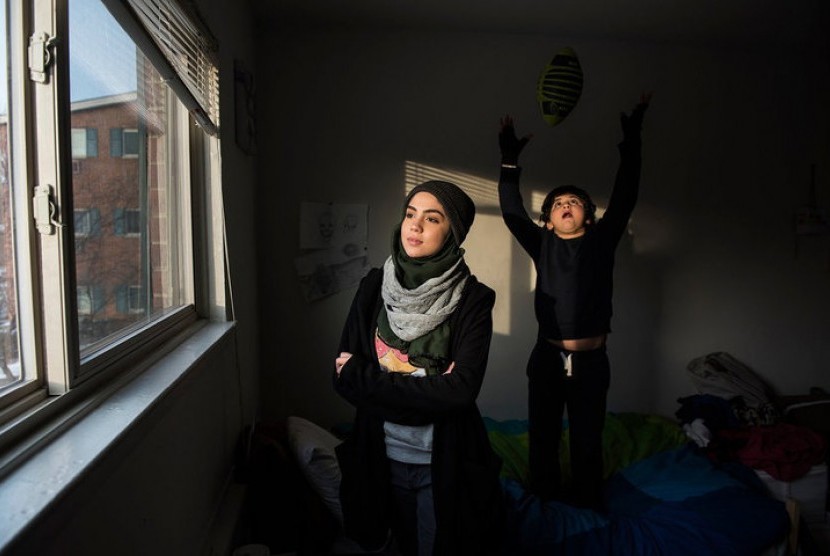 Fatin (16 tahun), warga Suriah yang datang ke Amerika pada 2013 bersama adiknya. Ia menyelamatkan diri dari Suriah dan tinggal di Maryland, AS. Fotonya tampil di majalah Vogue.