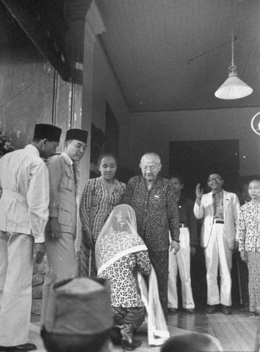 Fatmawati disaksikan Bung Karno sungkem Jepara Abu mertua (Ibunda Soekarno).