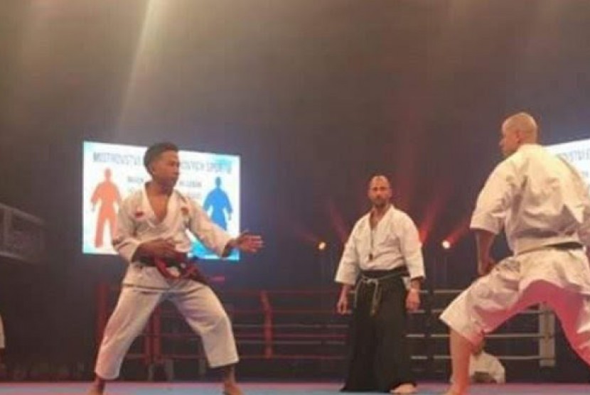 Fauzan Noor, paling kanan ketika meraih juara dunia karateka tradisional di Praha,  di awal 2018. Lihat sosok lawannya yang merupakan karateka asal Ceko yang berbadan jauh lebih tinggi dan berpostir lebih besar darinya.