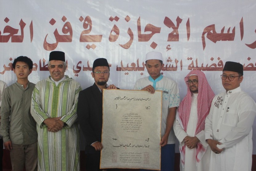Fauzan Firmansyah, santri kelas 11 Pondok Pesantren Daarul Qur'an, karena secara resmi ia mendapatkan sanad kaligrafi untuk khat Riq'ah. 