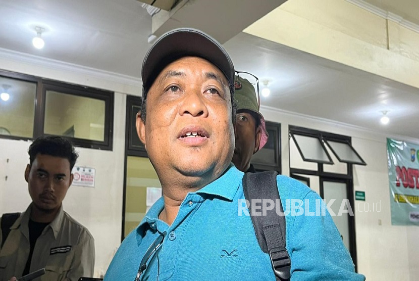 Fauzi, salah satu keluarga yang masih menantikan kabar tentang empat keponakannya yang menjadi korban ambruknya mushala Pondok Pesantren Al Khoziny, Sidoarjo, Jawa Timur.