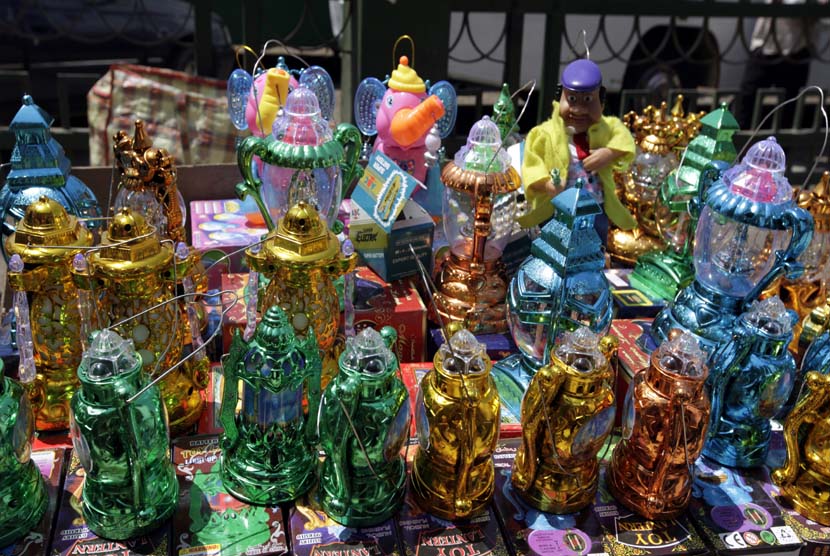 Fawanis, miniatur lampu tradisional, dijual di jalanan Kairo, Mesir, jelang Ramadhan. 