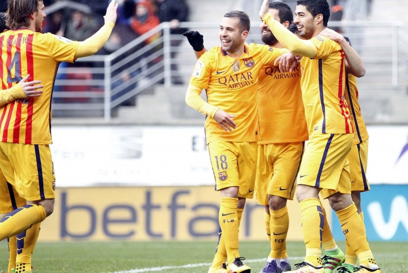 FC Barcelona's Croatian midfielder Ivan Rakitic (L), defender Jordi Alba (2L), Turkish midifielder Arda Turan (2R) and Uruguayan striker Luis Suarez (R) jubilate the goal scored by striker Munir El Haddadi (not at the image) against UD Eibar during their P